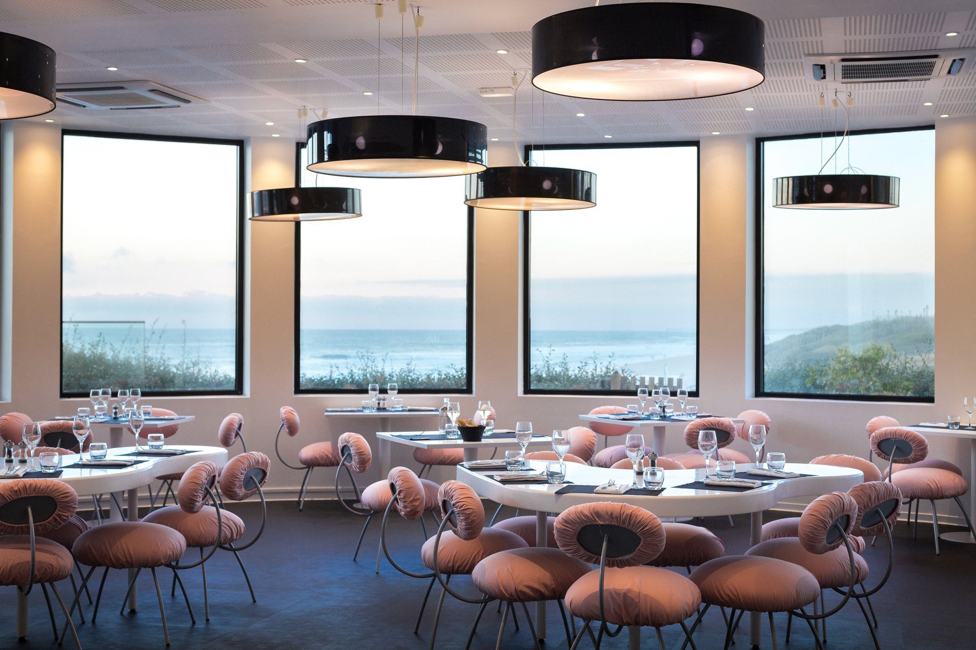 Grand Hôtel de la Plage — Salle panoramique — la baie cadrée sur la plage
